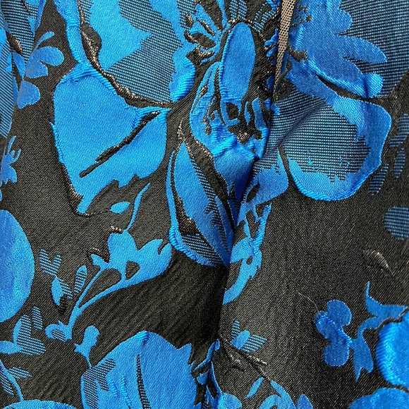 NWT,Mori lee long Dress 43107A
Floral Black/royal - Picture 17 of 17